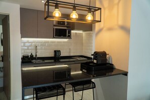 Appartement, 1 chambre, balcon, vue ville | Cuisine privée | Grand réfrigérateur, micro-ondes, four, plaque de cuisson