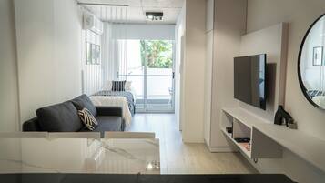 Departamento, 1 habitación, balcón, vista a la ciudad | Área de sala de estar | Smart TV, Netflix, servicios de streaming y oficina