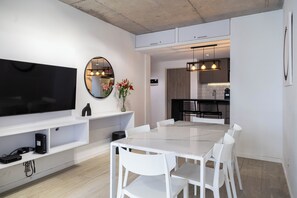 Căn hộ, 1 phòng ngủ, ban công, quang cảnh thành phố | Phòng ăn