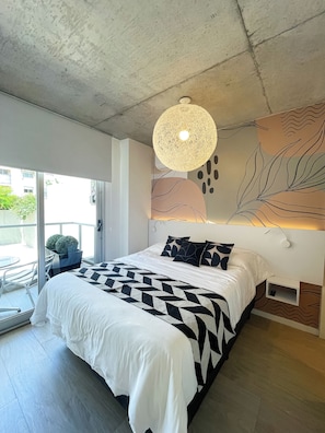 Apartamento, 1 quarto, sacada, vista para a cidade | Escrivaninha, espaço de trabalho para notebook, cortinas blackout