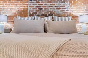 1 室のベッドルーム、デスク、アイロン / アイロン台、WiFi (無料)