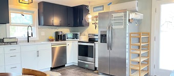 Aquinnah cottage private,serene, easy beach access ,sleeps 4