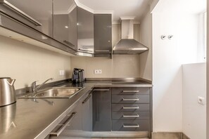 Fridge, microwave, oven, dishwasher - GuestReady - Lovely place in the heart of Lisbon (Lisbon)
