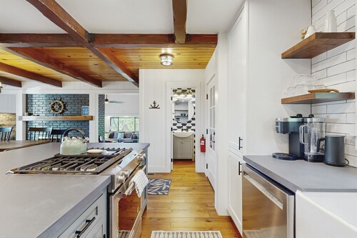 Updated Lake View Home w/Fireplace, Gas Grill,  & AC - Close to Lake - Dogs ok