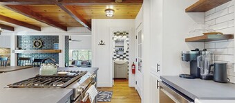 Updated Lake View Home w/Fireplace, Gas Grill,  & AC - Close to Lake - Dogs ok