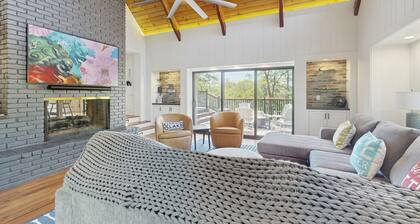 Updated Lake View Home w/Fireplace, Gas Grill, & AC - Close to Lake - Dogs ok