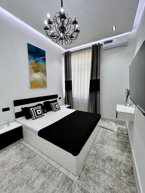 Verduisterende gordijnen, een strijkplank/strijkijzer, gratis wifi