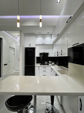 ตู้เย็น, ไมโครเวฟ, เตาอบ, เตาประกอบอาหาร