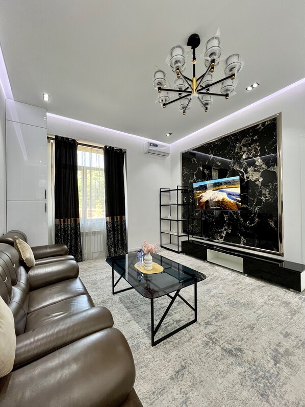 ผ้าม่านกันแสง, เตารีด/โต๊ะรีดผ้า, Wi-Fi ฟรี, ผ้าปูที่นอน