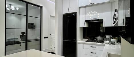 Comfort-huoneisto, kaupunkinäköala | Yksityinen keittiö | Jääkaappi, mikroaaltouuni, uuni, liesi