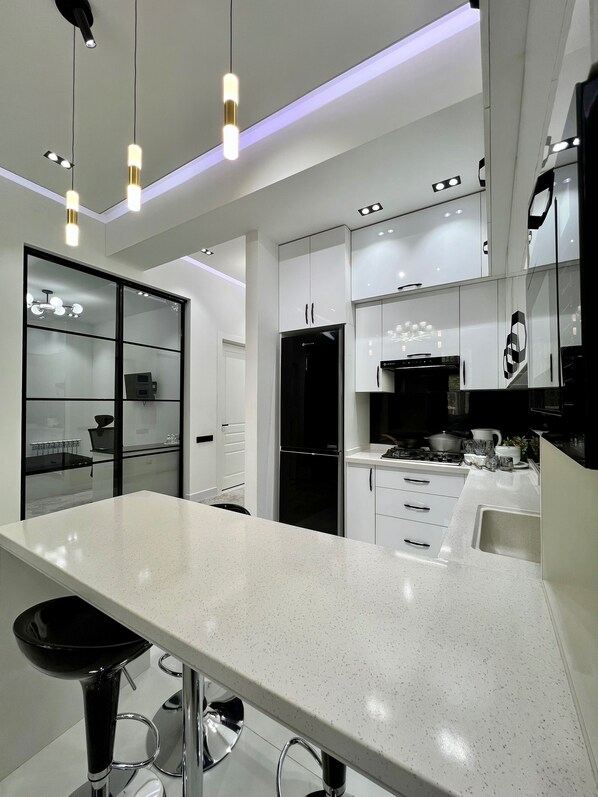 Comfort Apartment, City View | Private kitchen | Fridge, microwave, oven, stovetop