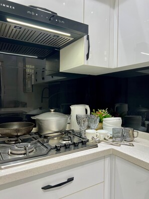 Frigorífic, microones, forn i placa de cuina