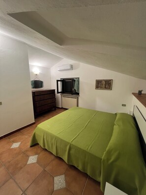 1 slaapkamer, een strijkplank/strijkijzer, internet, beddengoed