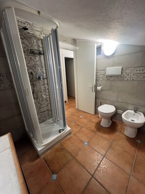 Douche, sèche-cheveux, bidet, serviettes fournies