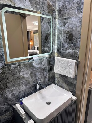 Een douche, een haardroger, pantoffels, handdoeken