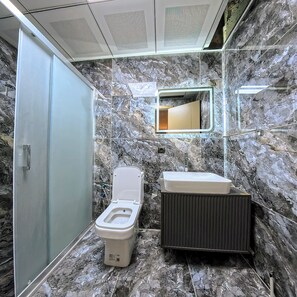 Een douche, een haardroger, pantoffels, handdoeken