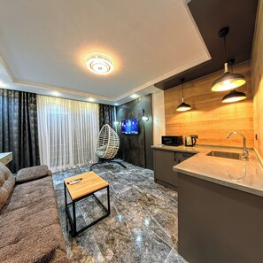 Estudi en suite familiar, balcó, vistes a la muntanya | Caixa forta a l'habitació i escriptori 