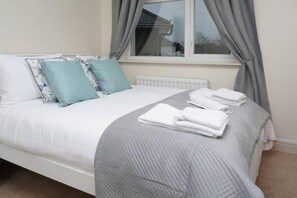 3 chambres, fer et planche à repasser, Wi-Fi, draps fournis