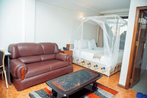 Quarto casal luxo | Escrivaninha, espaço de trabalho para notebook, Wi-Fi de cortesia