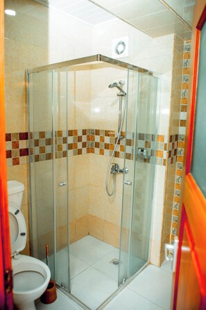 Deluxe Double Room | Bilik Mandi | Pancuran mandi, kelengkapan dandanan diri percuma, tuala disediakan 