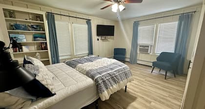 LAKEFRONT! Charming Chic Home.
Sleeps 15, Pet-friendly!