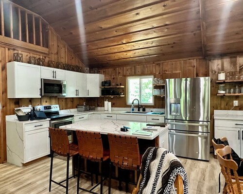 LAKEFRONT! Sleeps 15, Pet-friendly, Charming Chic Home