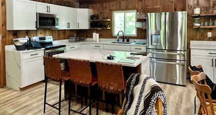 LAKEFRONT! Sleeps 15, Pet-friendly, Charming Chic Home