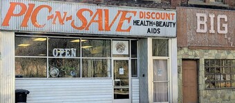 Train View a spacious 3-bedroom upstairs apartment with WiFi in Northfork