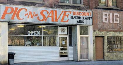 Train View a spacious 3-bedroom upstairs apartment with WiFi in Northfork