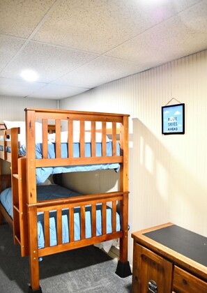 3 bedrooms, desk, iron/ironing board, free WiFi