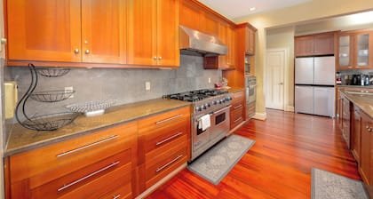 Spacious 6-bedroom Luxury House with Lake Access Lynnwood, Washington