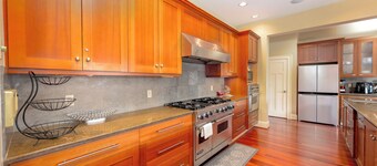 Spacious 6-bedroom Luxury House with Lake Access Lynnwood, Washington