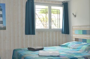 6 bedrooms, iron/ironing board, travel crib, WiFi - Spacious villa for 14 people with secure swimming pool, sea and forest walks (Unknown)