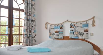 Villa spacieuse pour 14 personnes avec piscine sĂ©curisĂ©e, mer et balade en forĂȘt