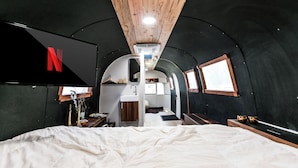 Un interior acogedor con una cama, un lavamanos y una ventana.