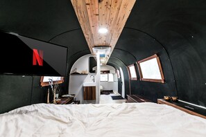 2 dormitorios, tabla de planchar con plancha, cuna de viaje