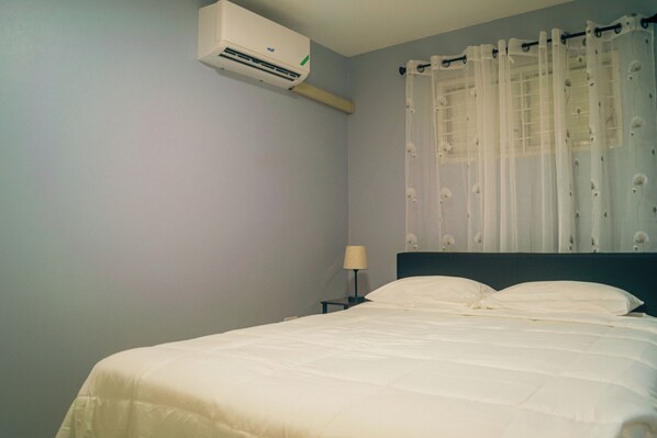 4 bedrooms, iron/ironing board, WiFi, bed sheets