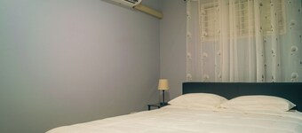 Spacious 2/3/4 bedroom townhome overlooking Kingston 8 with A/C and WiFi