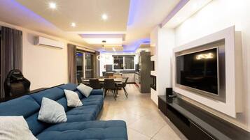 Apartment, 3 Bedrooms, Accessible, Smoking | Living room