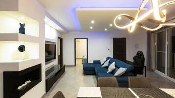 Apartment, 3 Bedrooms, Accessible, Smoking | Living room