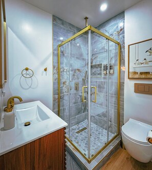 Shower, hair dryer, towels, soap - Casa Mango in Miami - Sleeps 6 (Miami)