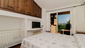 4 bedrooms, iron/ironing board, free WiFi, bed sheets