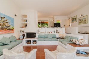 TV, fireplace