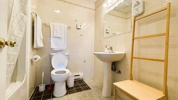 Haartrockner, Handtücher, Seife, Toilettenpapier