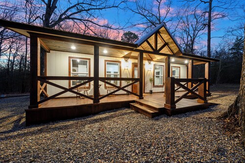 Peaceful 1-bedroom cabin with fire pit and WiFi in beautiful Broken Bow.