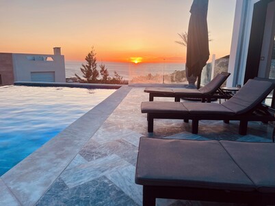 Elegant Sea View Villa 5BR, Salt Pool, Tangier Escape