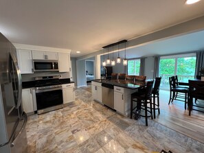 Micro-ondes, four, plaque de cuisson, lave-vaisselle