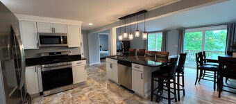 Quiet 3-bedroom cottage w/ 2 specious deck with water views in Brunswick w/ WiFi