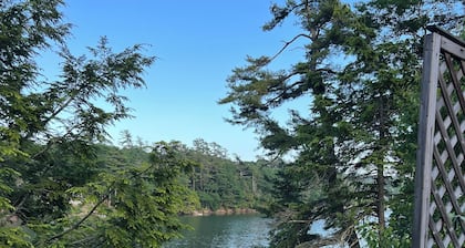 Ocean Front 3-bedroom home w/ 2 large decks w/ water views in Brunswick w/ WiFi