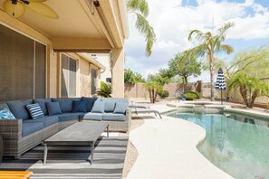 Utendørsbasseng og et oppvarmet basseng